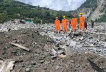 Photo of धराली में आठ से दस फीट मलबे में दबे हैं, लोग और होटल