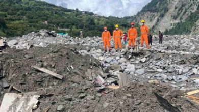 Photo of धराली में आठ से दस फीट मलबे में दबे हैं, लोग और होटल