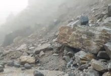 Photo of  गोपेश्वर में बदरीनाथ हाईवे पर पहाड़ी से भूस्खलन