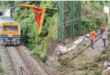 Photo of काली मंदिर टनल के पास हुआ भूस्खलन, रेलवे ट्रैक पर मलबा गिरने से ट्रेनों की आवाजाही बंद