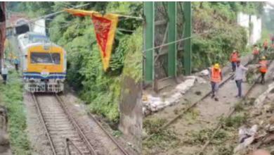 Photo of काली मंदिर टनल के पास हुआ भूस्खलन, रेलवे ट्रैक पर मलबा गिरने से ट्रेनों की आवाजाही बंद