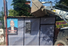 Photo of सड़क, फुटपाथ पर बने वकीलों के 20 चैंबरों पर चला बुलडोजर