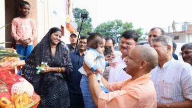 Photo of निषाद-वाल्मिकी समाज के लोगों के साथ सीएम योगी ने मनाई दिवाली