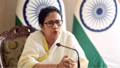Photo of ममता बनर्जी के आवास पर पहुंचे बीएलओ, टीएमसी सुप्रीमो ने खुद लिया अपना गणना फार्म