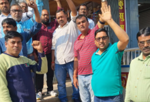 Photo of बढ़ते अपराध से धनबाद के व्यापारी दहशत में, काला बिल्ला लगाकर सुरक्षा के लिए सड़क पर उतरे