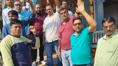 Photo of बढ़ते अपराध से धनबाद के व्यापारी दहशत में, काला बिल्ला लगाकर सुरक्षा के लिए सड़क पर उतरे