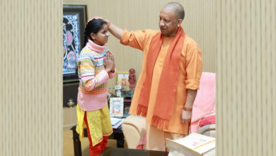 Photo of कानपुर से पैदल पहुंची दिव्यांग खुशी से मुख्यमंत्री ने की मुलाकात… 