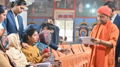 Photo of यूपी: जनता दर्शन में सीएम योगी ने सुनीं लोगों की समस्याएं
