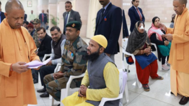 Photo of जनता दर्शन में सीएम योगी ने सुनीं लोगों की समस्याएं