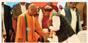 Photo of यूपी: पंकज चौधरी ने छुए सीएम योगी के पैर, दिखी दूरी की अटकलों को विराम देने की कोशिश