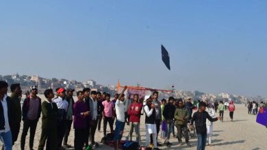 Photo of काशी में पतंग प्रतियोगिता: चौथी पतंग कटते ही गंगा के उस पार रेती पर गूंजा भक्काटे और हर हर महादेव…
