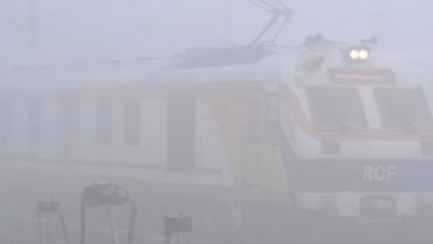Photo of मुजफ्फरपुर: कोहरे ने रोकी रफ्तार, 30 मीटर विजिबिलिटी, वाहनों की चाल सुस्त और ट्रेनें रहीं रेंगती