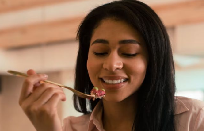 Photo of सोने से कितनी देर पहले कर लेना चाहिए डिनर? गलत समय पर खाना बन सकता है बीमारी की वजह