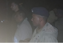 Photo of गंगा किनारे पुलिस व अपराधियों के बीच मुठभेड़, ज्वेलर्स लूटकांड का एक आरोपी गोली लगने से घायल