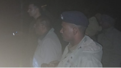 Photo of गंगा किनारे पुलिस व अपराधियों के बीच मुठभेड़, ज्वेलर्स लूटकांड का एक आरोपी गोली लगने से घायल