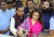 Photo of नए साल पर ज्योतिर्लिंग के दर्शन करने पहुंचा अंबानी परिवार, सोमनाथ महादेव मंदिर में टेका माथा