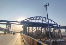 Photo of इंदौर के डबलडेकर ब्रिज की 800 टन वजनी बो-स्टिंग को दूसरे सिरे से जोड़ने का काम शुरू