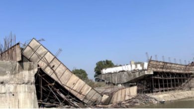 Photo of घोघरी नदी पर बन रहे निर्माणाधीन पुल के गिरने का मामला, तीन इंजीनियर सस्पेंड