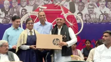 Photo of अखिलेश यादव ने मेधावी छात्र-छात्राओं को किया सम्मानित