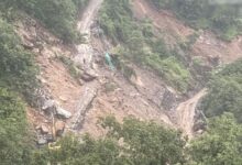 Photo of बारिश के बाद यमुनोत्री हाईवे पर मलबा पत्थर आने से रास्ता बंद