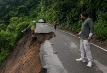 Photo of भूस्खलन से NH-707-A पर सड़क धंसी, बड़ा हिस्सा पूरी तरह क्षतिग्रस्त; मसूरी-यमुना ब्रिज मार्ग बंद